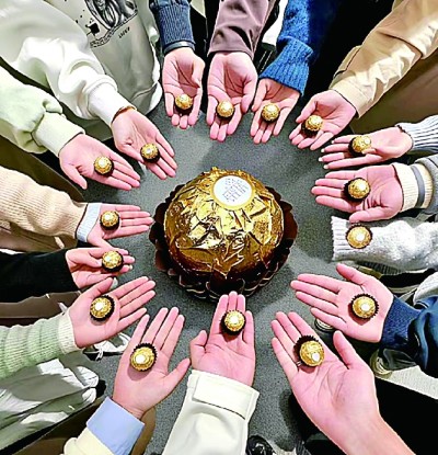 巧克力石墩“费力挪”缘何出圈?