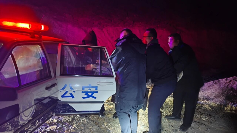 88岁老人走失!凌晨五点,民警徒步深山轮流将其背回