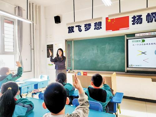 2025年12月30日，丰宁满族自治县第七小学特岗教师成军平在给学生授课。受访者供图
