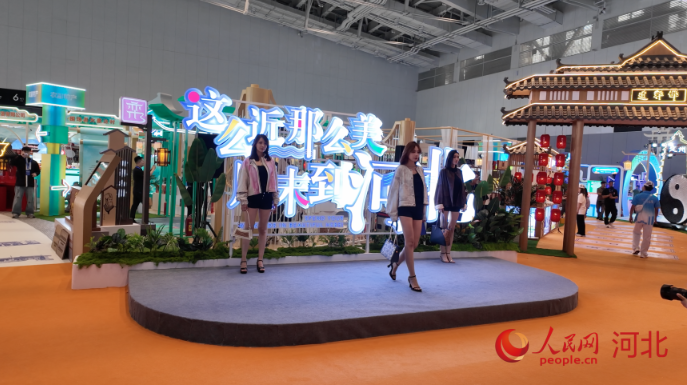 2025年6月16日，廊坊经洽会开幕首日，多业态融合消费市集上的模特走秀。人民网记者 朱延生摄